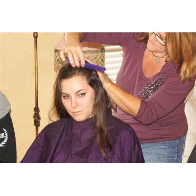 Familie rasiert sich Glatzen aus Liebe zur Mutter