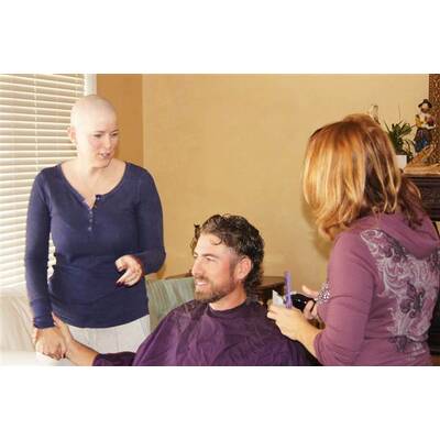 Familie rasiert sich Glatzen aus Liebe zur Mutter