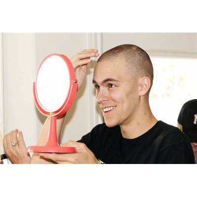 Familie rasiert sich Glatzen aus Liebe zur Mutter