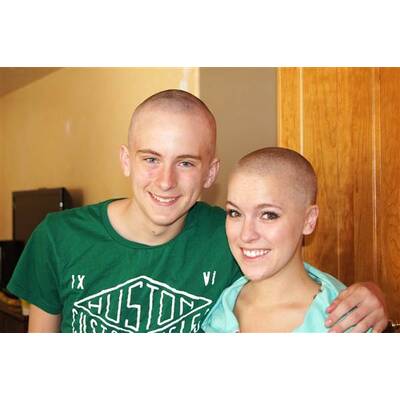 Familie rasiert sich Glatzen aus Liebe zur Mutter