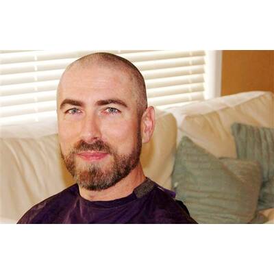 Familie rasiert sich Glatzen aus Liebe zur Mutter