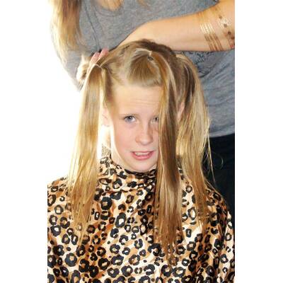 Familie rasiert sich Glatzen aus Liebe zur Mutter