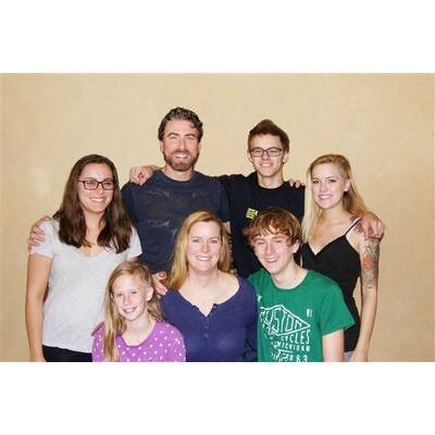 Familie rasiert sich Glatzen aus Liebe zur Mutter