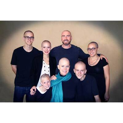 Familie rasiert sich Glatzen aus Liebe zur Mutter