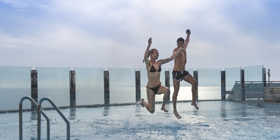 Gäste im Pool bei MSC Kreuzfahrt