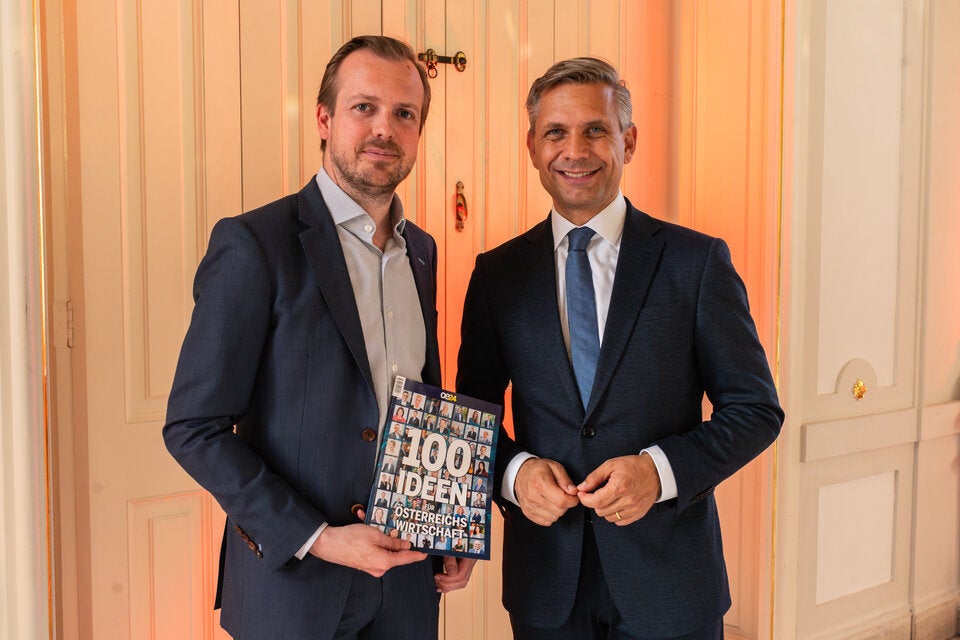 oe24-Chefredakteur Niki Fellner mit Wirtschaftsminister Wolfgang Hattmannsdorfer (ÖVP).
