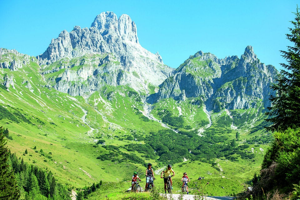 Mountainbiken: Familien-Abenteuer vor der pittoresken Kulisse der Bischofsmütze. 