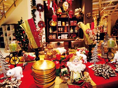 Möbelhäusern - Weihnachtsmärkte
für Fest-
Dekoration
schon eingerichtet