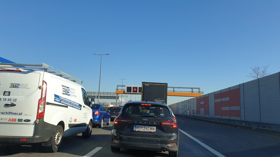 Während der Verkehrsspitzen ist oft nicht einmal Tempo 80 möglich.