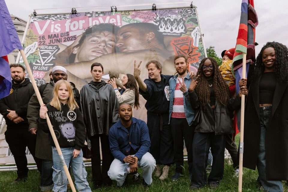 Mahnwache am Schwarzenbergplatz mit Milo Rau.