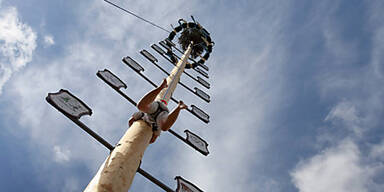 Maibaumkraxler zehn Meter abgestürzt