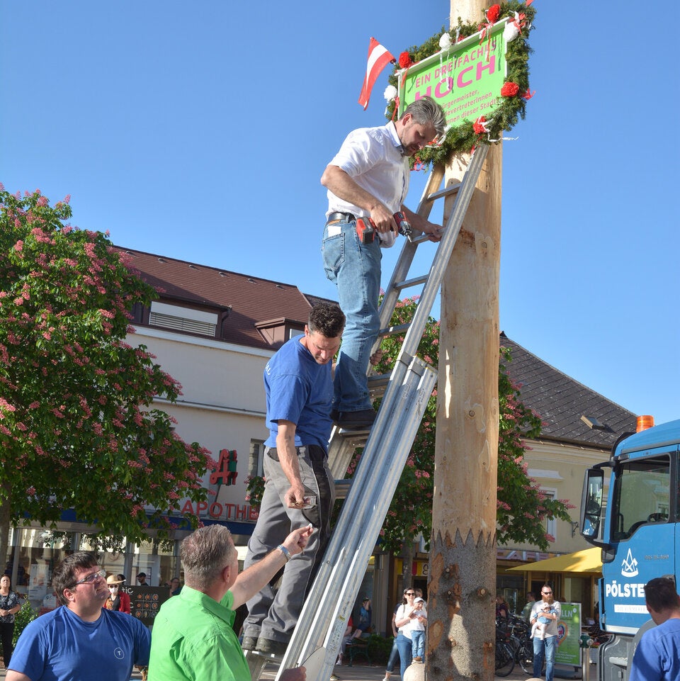 Beim Aufstellen des Maibaums am Hauptplatz 2024. 