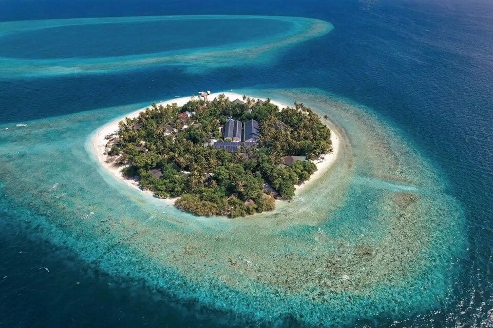 NORD-MALE-ATOLL. Das Malahini Kuda Bandos Resort ist von schneeweißem Sand umgeben.