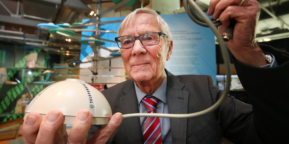 Erfinder schenkt Ur-PC-Maus einem Museum