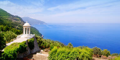 Porsche rast in Radfahrer-Gruppe