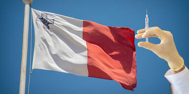 Maltesische Flagge mit Impf-Spritze