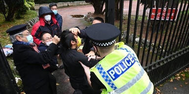 Mann in Chinas Konsulat gezerrt und verpr&uuml;gelt