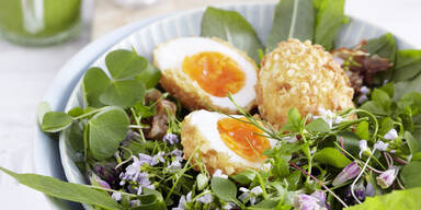 Mandeleier auf Salat