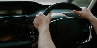 Mann am Steuer eines Autos
