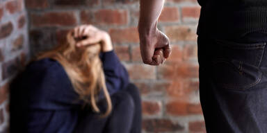 Mann pr&uuml;gelt Frau