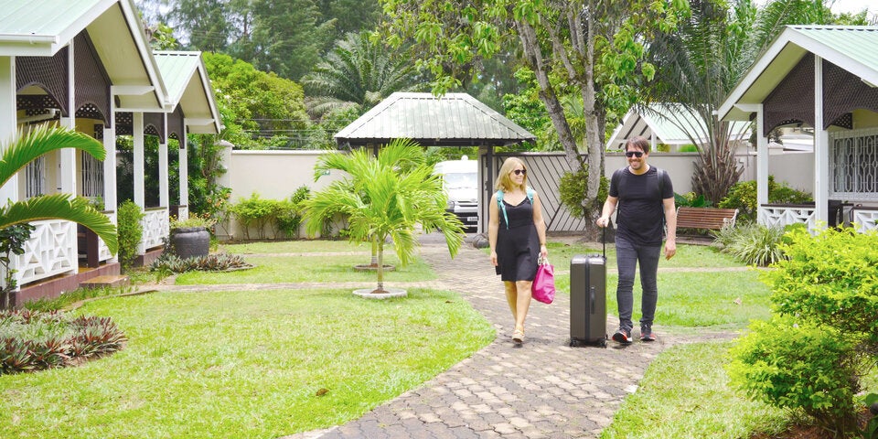 Mann und Frau mit Koffer