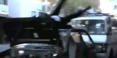 Schock-Clip: Mann zerst&ouml;rt sein Auto