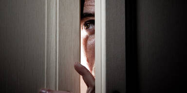 Mann im Kleiderschrank