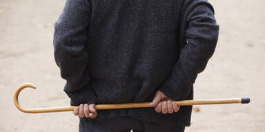 Mann Pensionist Gehstock