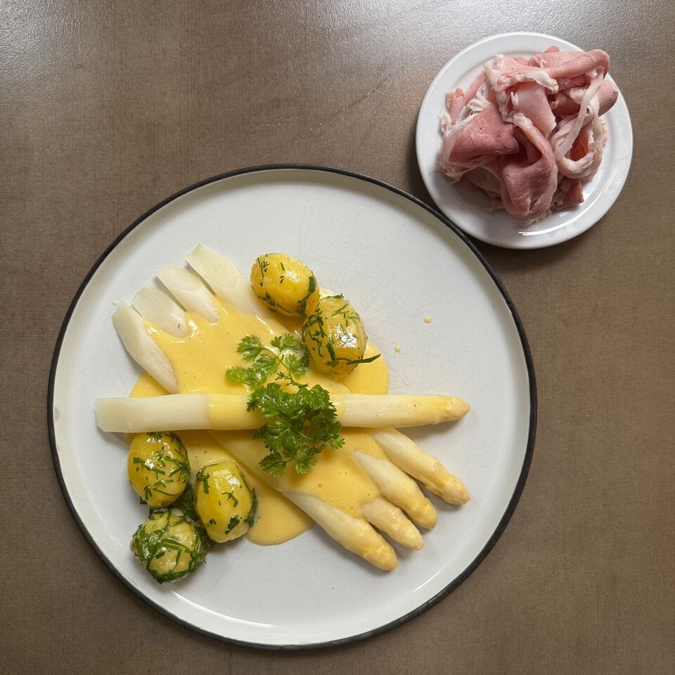 Solo-Spargel aus dem Marchfeld mit Sauce Hollandaise, Petersilkartoffeln und Bio-Schinken von Thun.
