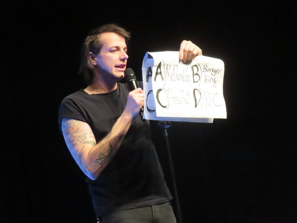 „Trump hat kleines Spatzi!“ Pogo hält wieder alle am Schmäh