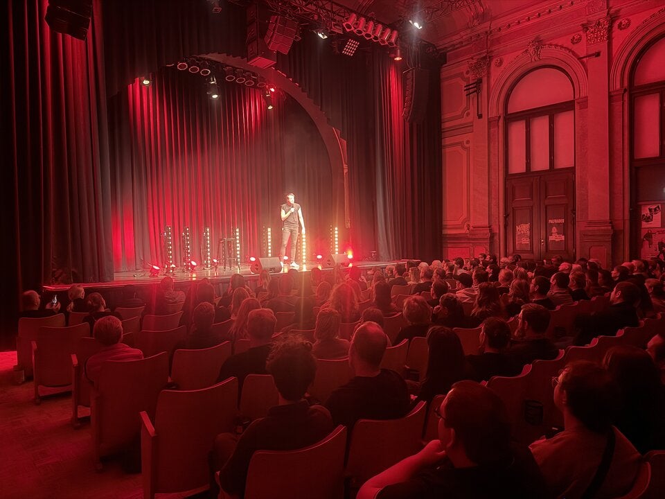 „Trump hat kleines Spatzi!“ Pogo hält wieder alle am Schmäh