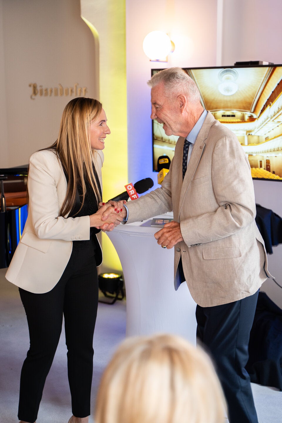 Maria Großbauer, operative Geschäftsführerin des Theaters und Bürgermeister Klaus Schneeberger.