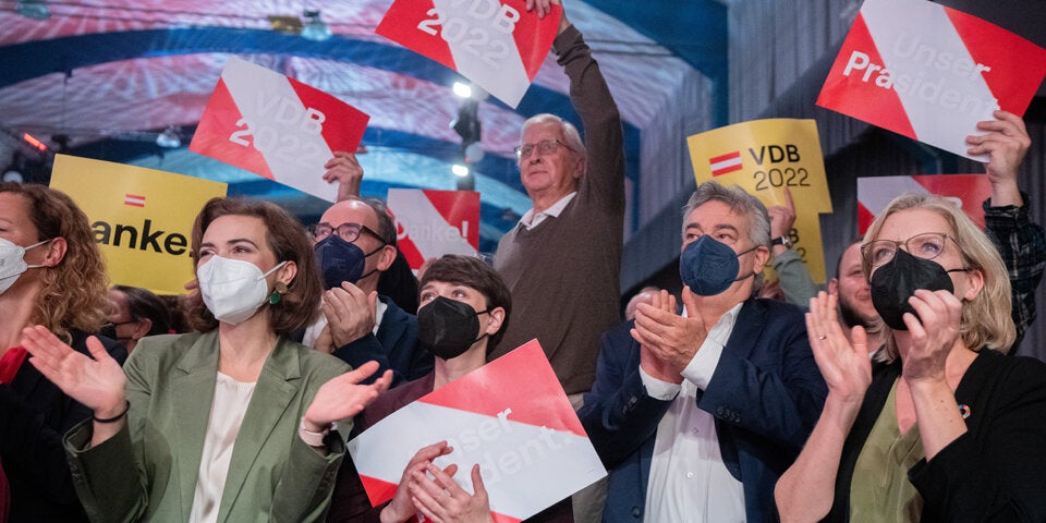 Mega-Wirbel um Maskenshow auf VdB-Wahlparty