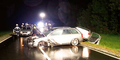 4 Autos krachen auf nasser Straße zusammen