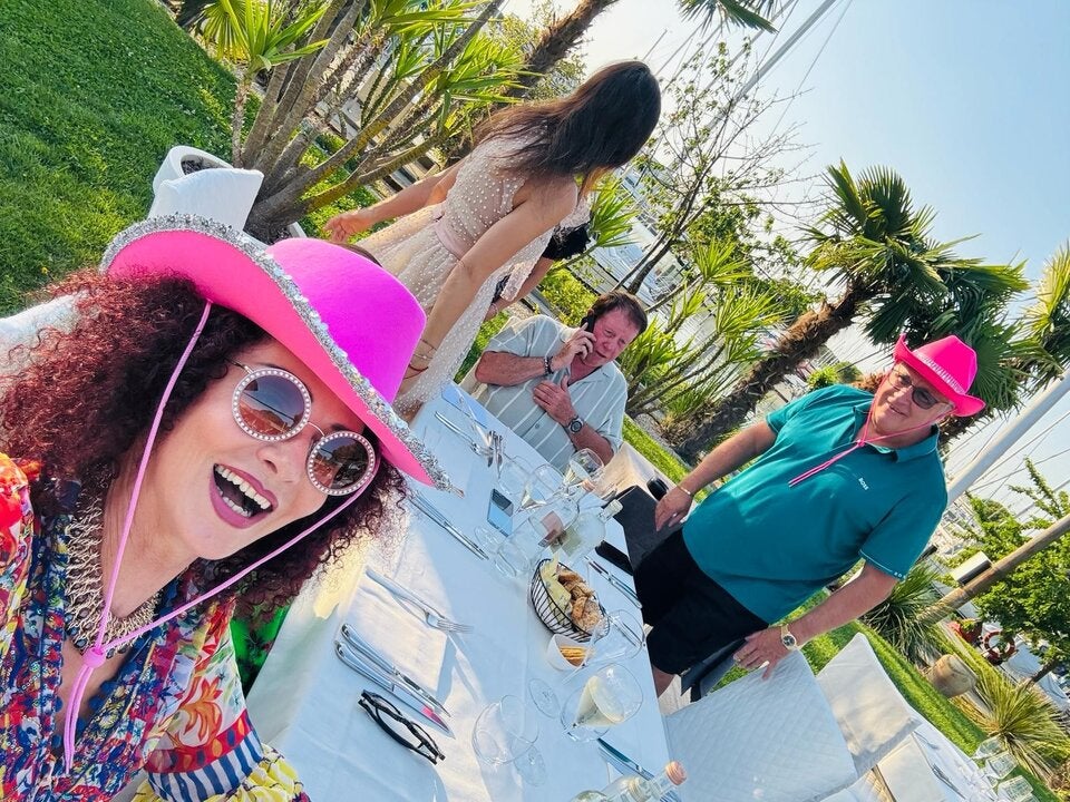Mausi Lugner feiert mit Freunden in Lignano. 