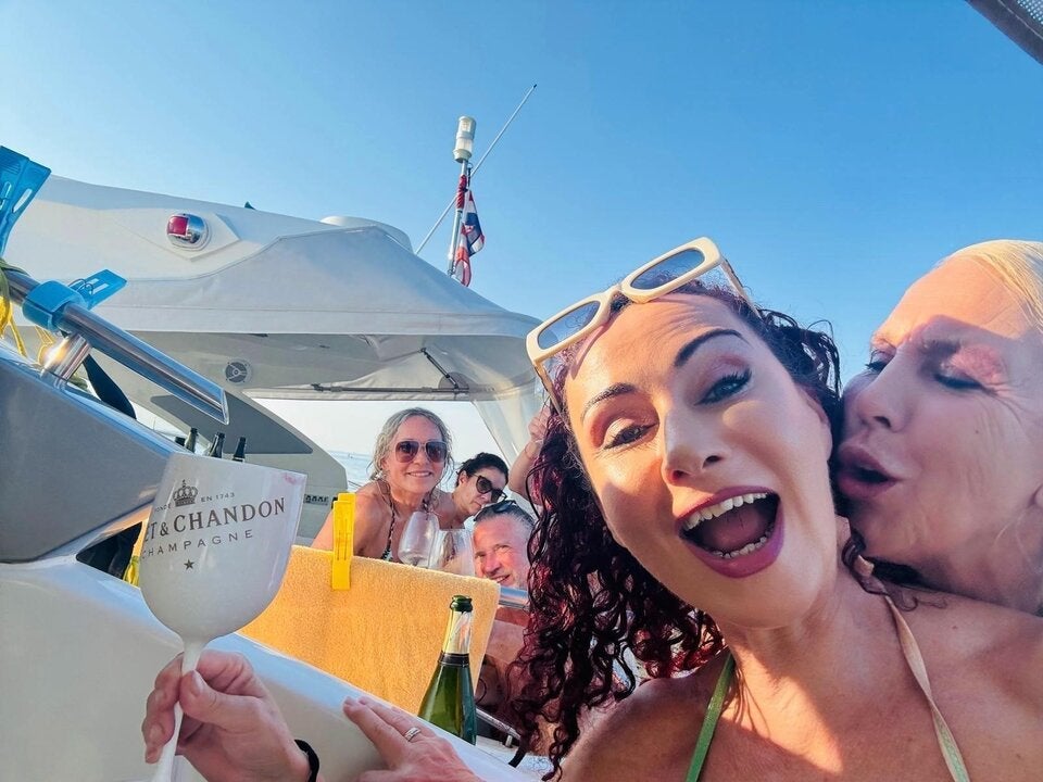 Mausi Lugner lässt sich auf der Yacht völlig gehen. 