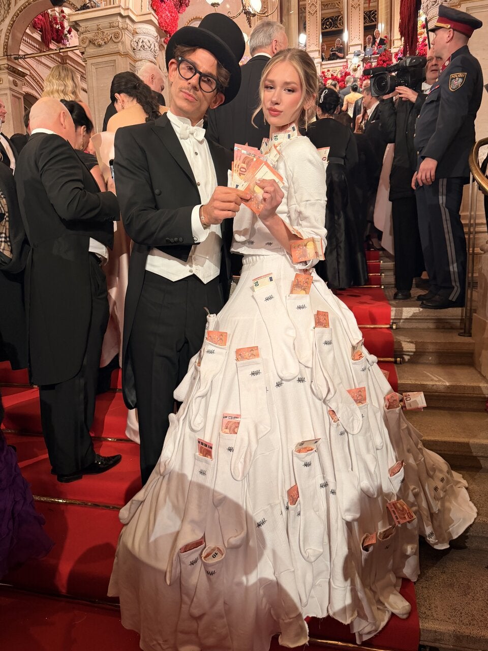 Spektakulärer Geldregen: Influencer verteilt 10.000 Euro auf der Mahü