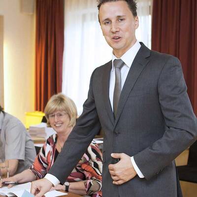 Hier gibt Ingrid Felipe von den Grünen ihre Stimme ab