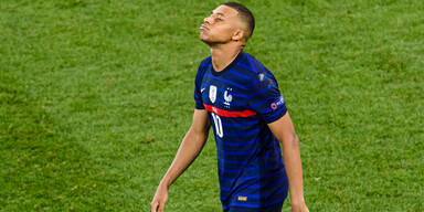 EM 2020: Ein entt&auml;uschter Kylian Mbappe nach einem verschossenen Elfmeter gegen die Schweiz