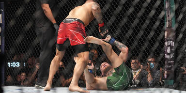 Conor McGregor gegen Dustin Poirier am Boden