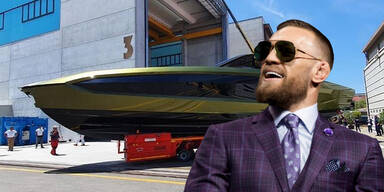 MMA-K&auml;mpfer Conor McGregor mit seiner neuen Luxus-Yacht im Hintergrund