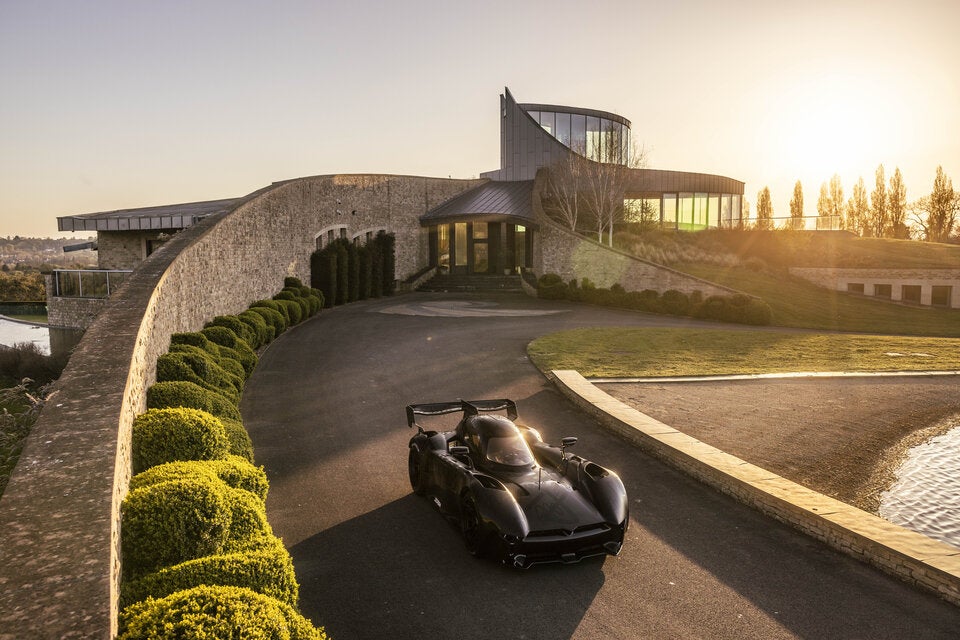 Der McMurtry Spéirling – das Elektroauto, das sich an die Decke „klebt“