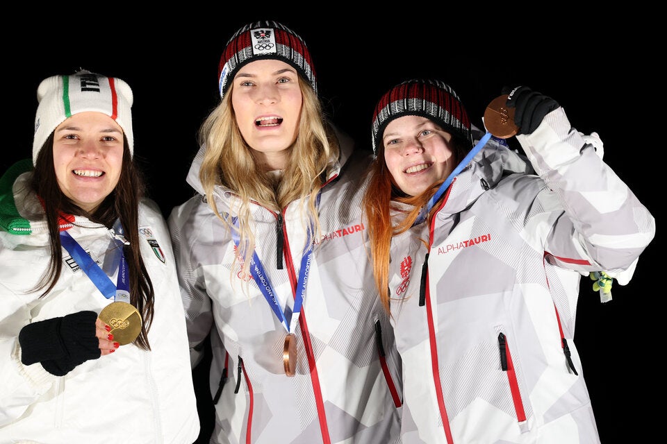 Doppelsitzer-Siegerin Marion Oberhofer (l.) mit ÖOC-Assen Selina Egle und Lara Kipp (r.)