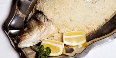 Meeresfisch mit Salzkruste