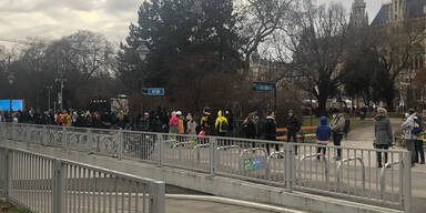 Mega-Schlange: Massen-Ansturm auf Wiener Eistraum | Trotz Lockdown