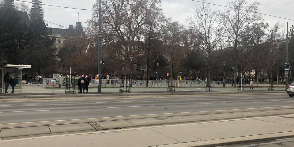 Mega-Schlange: Massen-Ansturm auf Wiener Eistraum | Trotz Lockdown