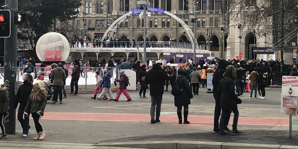 Mega-Schlange: Massen-Ansturm auf Wiener Eistraum | Trotz Lockdown