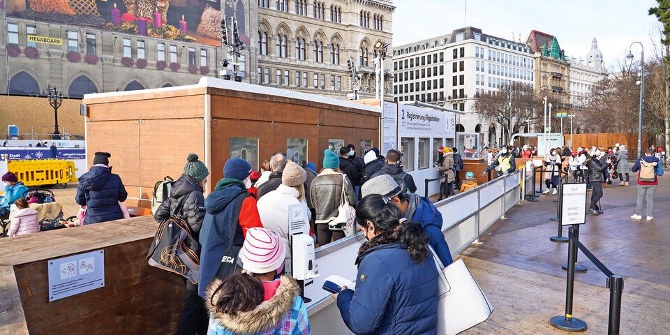 Mega-Schlange: Wiener stürmen Eistraum | Menschen standen bis zum Burgtheater