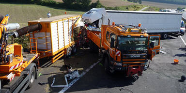 Lkw-Fahrer krachte in Sperre und starb