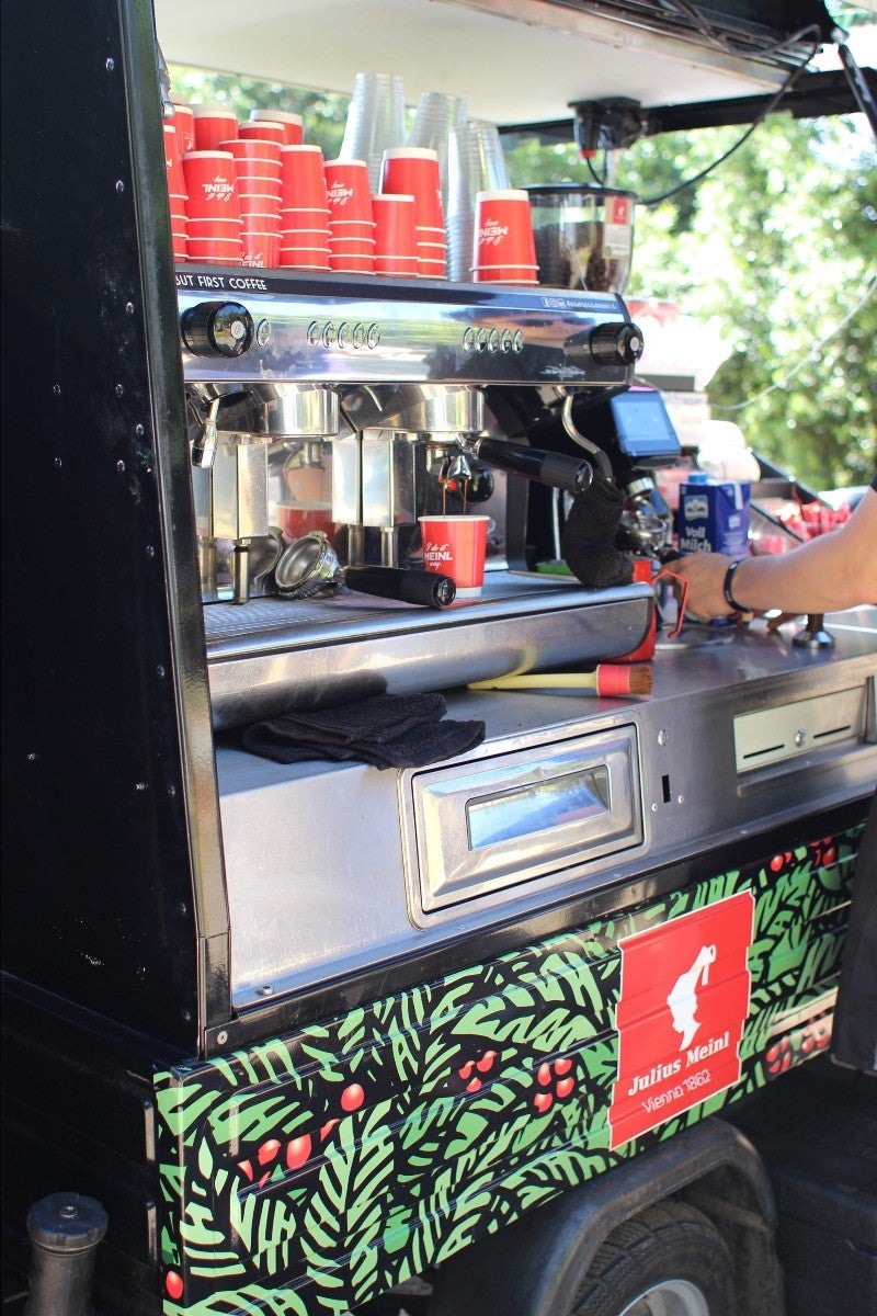 Anstoßen auf den Sommer mit Espresso und Eiskaffee.